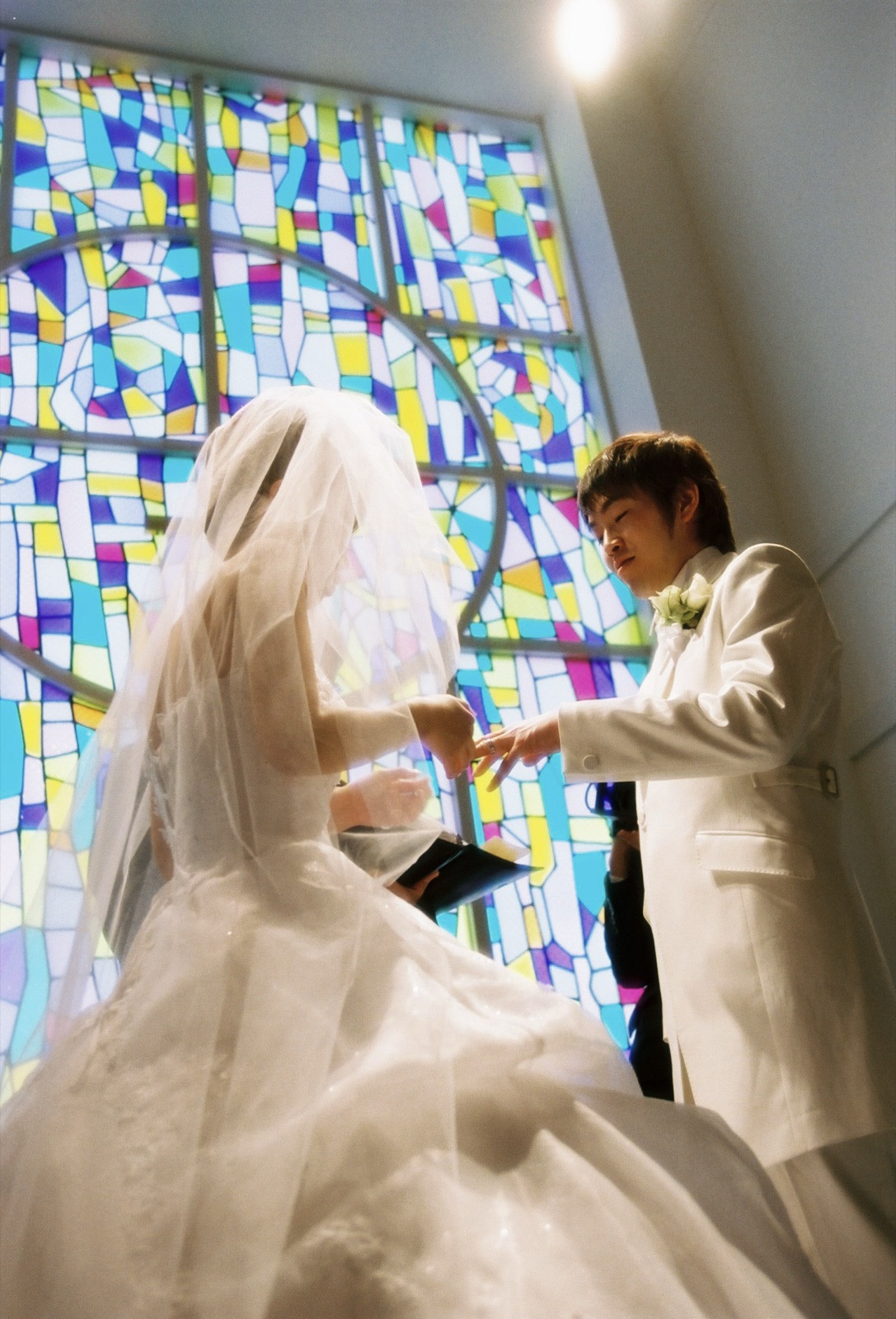 薔薇窓の下で、誓いを